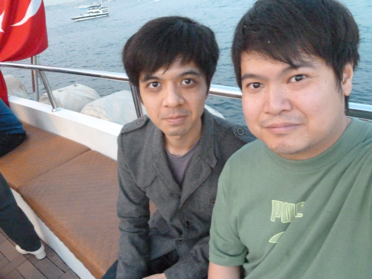 Photo of Chern and Kin sailing in Istanbul