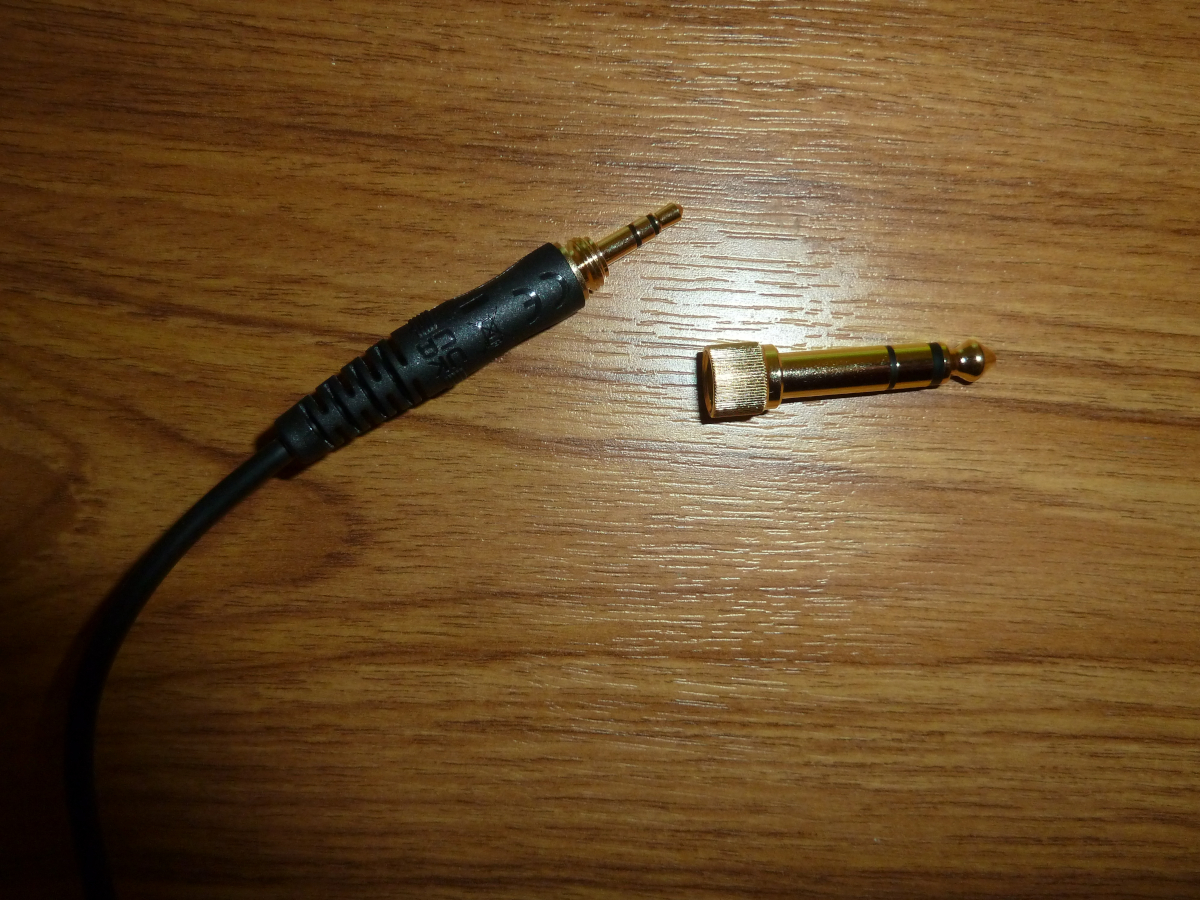 Photo of the Sennheiser HD 490 Pro connector